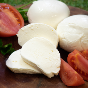 『花畑牧場』のモッツァレラチーズ　イタリア産パルミジャーノ レッジャーノ